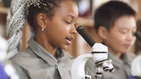 Lesson in a Modern School, Kids Look at Microscopes and Communicate in a Chemistry Lesson alt