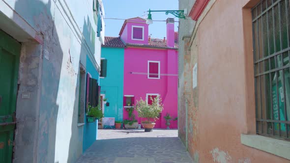 Street Between Old Colorful Houses in Burano on Sunny Day alt