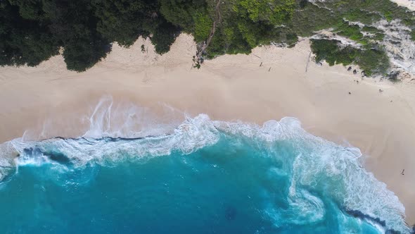 4K drone footage. Kelingking Beach in Nusa Penida, Bali, Indonesia. alt