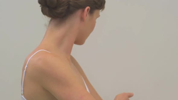 MS OF A WOMAN MOISTURISING HER BODY alt