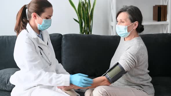 A Nurse Visits a Female Patient at Home alt
