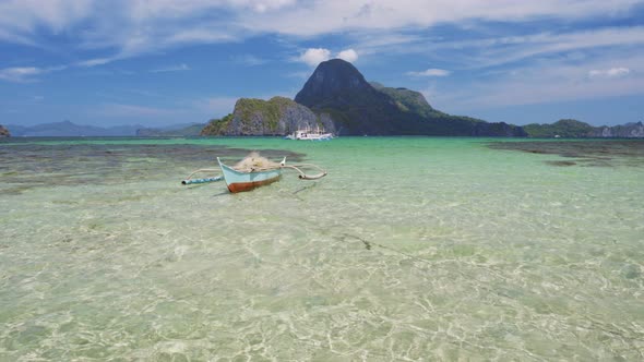 Traditional Filippino Fishing Boat in Shallow Water Lagoon at El Nido Bay. Palawan Island alt