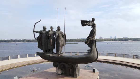 Kyiv, Ukraine Aerial View in Autumn : Monument To the Founders of the City. Kiev alt
