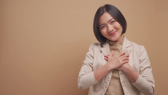 Asian business woman looking at camera happy smiling and say thank you by sign language