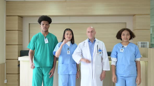 A medical professor gives advice on patient examinations to medical students alt