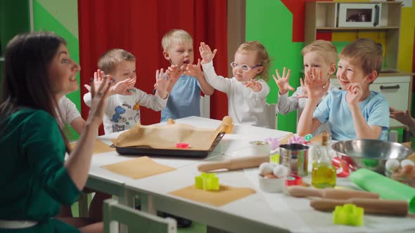 Kids Repeat After The Teacher alt