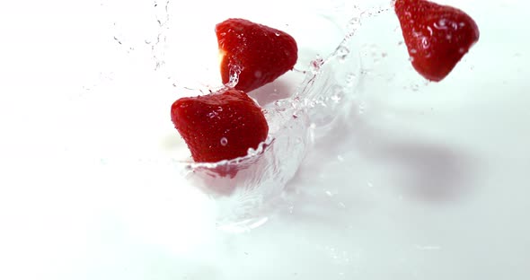 900027 Strawberries, fragaria vesca, Falling on Water, Slow Motion 4K alt