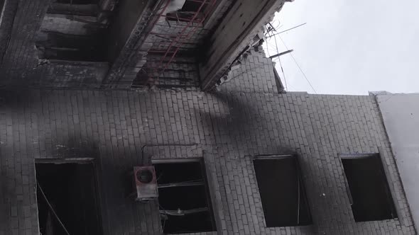 Vertical Video of a Wartorn Building in Ukraine alt