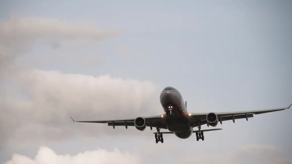 Slow Motion Plane is Flying alt