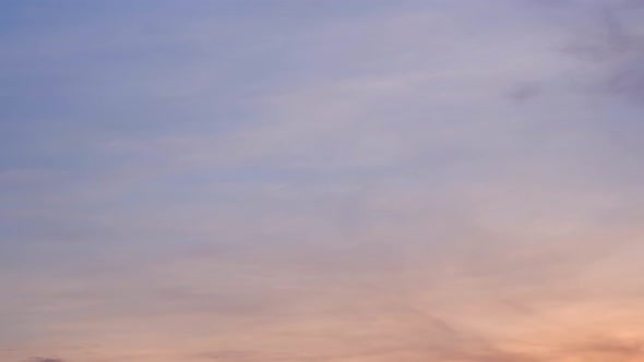 4K UHD : Timelapse of beautiful sky with clouds background alt