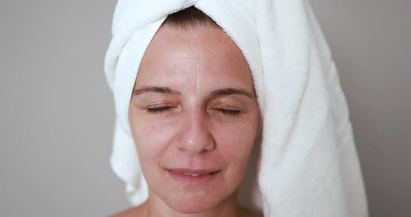 Caucasian woman looking on camera - Beauty day and skin care therapy concept alt