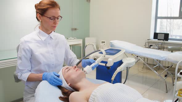 Awesome Doctor Doing RF Lifting To a Client in the Clinic alt