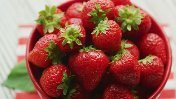Bowl of Fresh Strawberries alt