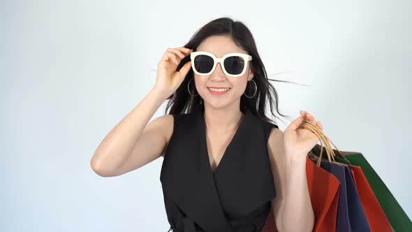 slow-motion of shopping woman wearing sunglasses