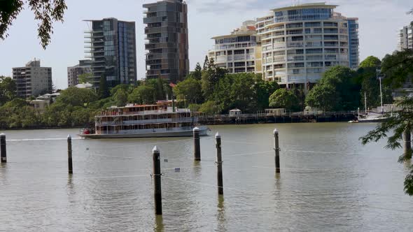 Brisbane River Cruise Boat sails along the Brisbane River alt