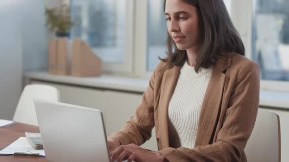 Young Woman Working In Office alt