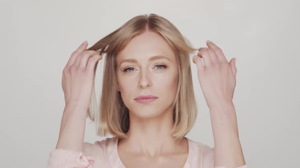 Studio portrait of young, beautiful and natural blond woman. alt