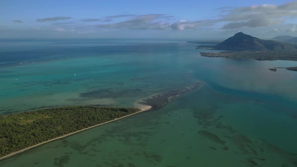 Beautiful Bird's-eye View of Mount Le Morne Brabant and the Waves of the Indian Ocean in Mauritius alt