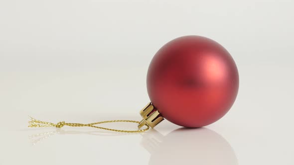 Tilting on matte color shiny bauble close-up 4K 2160p 30fps UltraHD footage - Red Christams ornament alt