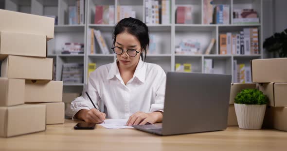 woman sell online calculator order alt