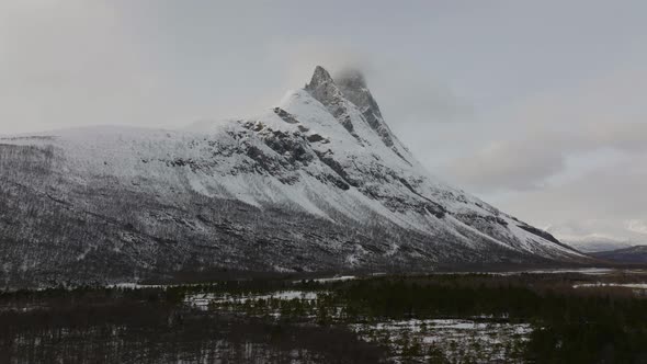 Otertinden mountain in Signaldalen Valley, dramatic winter landscape in Northern Norway alt