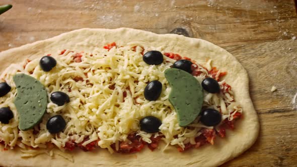 I Put the Chopped Olives Over the Pide alt