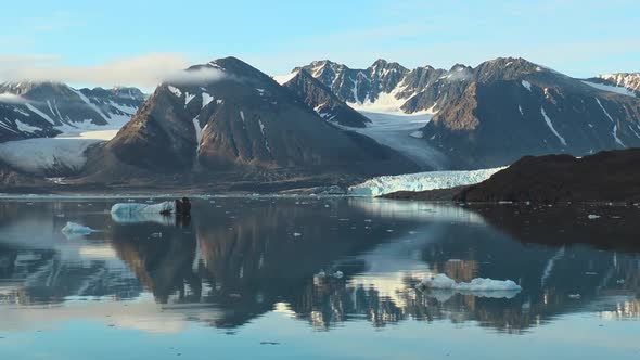 Beautiful Arctic landscape with mountains covered with glaciers in the Svalbard archipelago alt