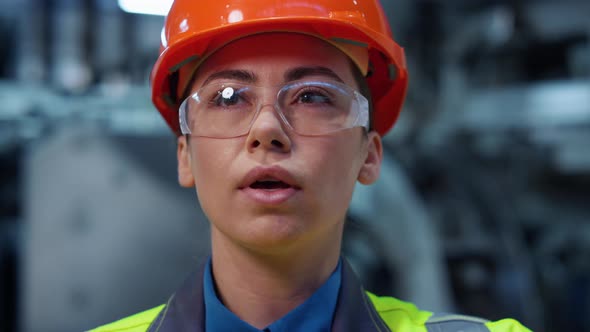 Supervisor Moving Virtual App at Modern Digital Manufacturing Company Closeup alt