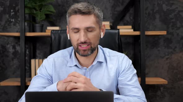 Man Trader Broker Talks Online Webcam Video Call Sells Shares on Stock Exchange alt