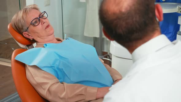 Woman Complaining About Painful Feelings in Teeth alt