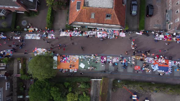 Netherlands - 27 april 2022, Blaricum: Flea market on Kingsday, Aerial topdown view alt