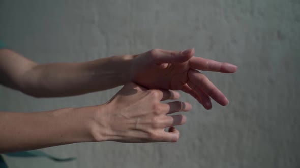 Female Hands Are Located One Under the Other, Spread the Fingers, Open the Palm, Change Places alt