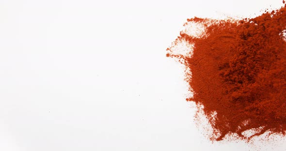 Paprika, capsicum annuum, Powder falling against White Background, Slow Motion 4K alt