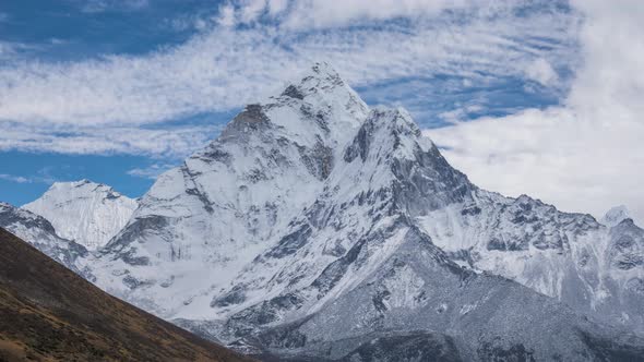 Ama Dablam Mountain and Blue Sky. Himalaya, Nepal alt
