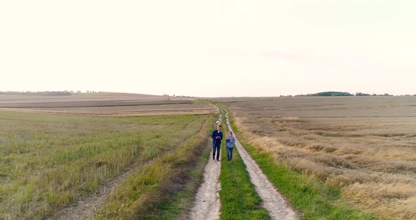 Young Farmers Discussing At Maize Field alt