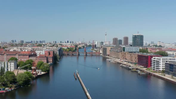 Forwards Reveal of Doubledeck Oberbaum Bridge alt