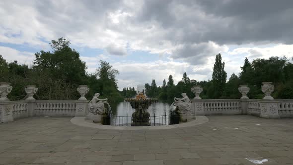 Fountain and statues in the Italian Gardens alt
