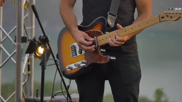 Man playing guitar alt