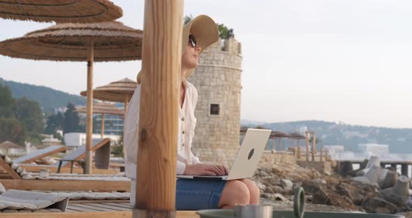 Relaxation with Notebook By Sea alt