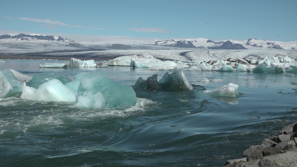 Global warming leads to the melting of glaciers and the formation of glacial lakes with icebergs. alt