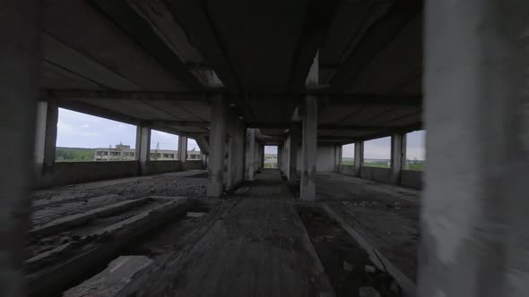 FPV Drone Flies Fast Through an Abandoned Building alt