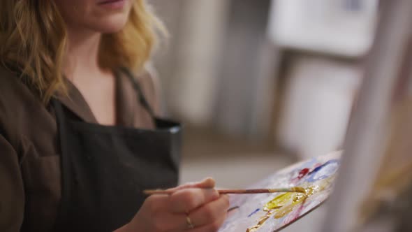 Concentrated Woman Oil Painting alt