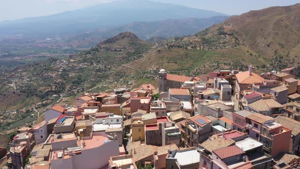 Flyover small Italian village on top of the mountain. Castelmola, Sicily alt