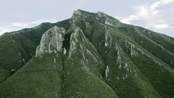 CERRO DE LA SILLA TARDE NUBLADA MONTERREY NUEVO LEON MEXICO VERANO VUELO DRON. MOUNTAIN DRONE FLIGHT alt