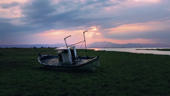 Abandoned boat on the shore. alt