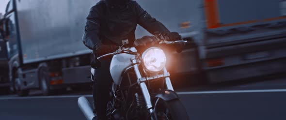 Motorbike driving in the Streets alt