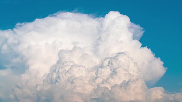 Timelapse cloud mover on a sky background alt
