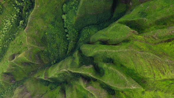Na Pali Coast State Park. Beautiful Exotic Nature of Hawaii. Top Down Footage of Volcanic Relief alt
