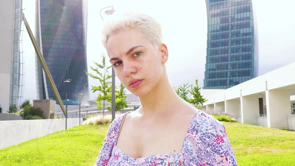 Slow motion portrait of confident caucasiatic woman posing outdoor free and attitude alt