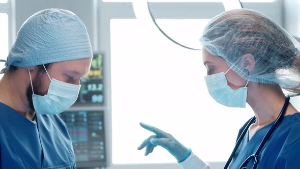 Professional medical doctors working in emergency medicine. Portrait of surgeon and the nurse. alt